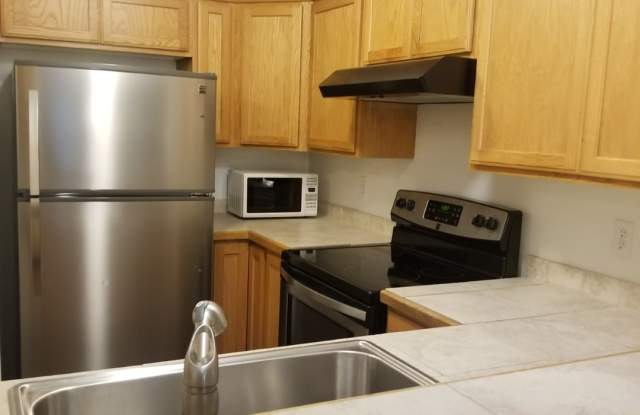 BACK ON MARKET-Quiet Townhouse Condo in Hidden area of Lynnwood off 164th! Small Pet OK! - 16623 44th Avenue West, Lynnwood, WA 98037