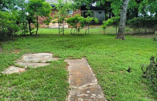 Beautiful 3 Bed / 1 Bath Home with Large Yard! Gallery 4