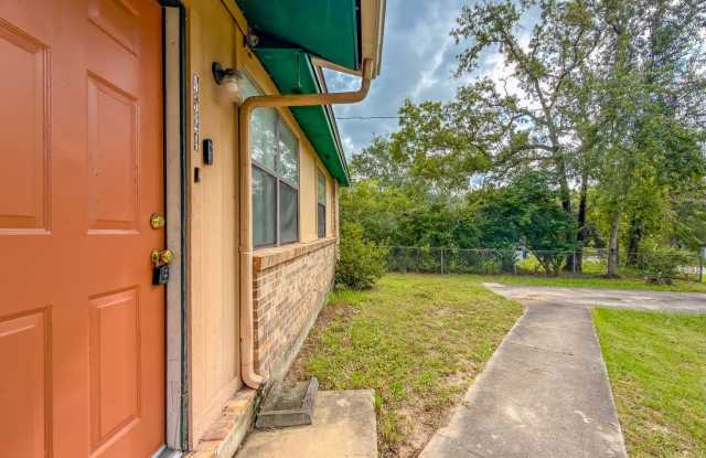 CUTE 2/1 w/ Huge Yard, Open Kitchen w/ Bar, Updated Shower, Newer Flooring/Paint! $1050 /month Avail Now! Gallery 4