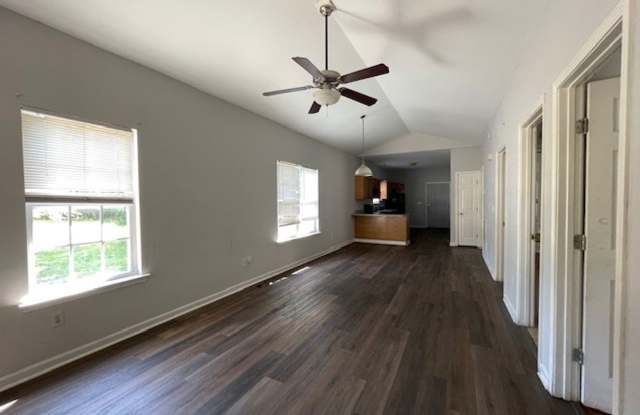 Cute 3 Bedroom, 2 Bath near Historic Downtown Wilmington - WHA Approved Gallery 3