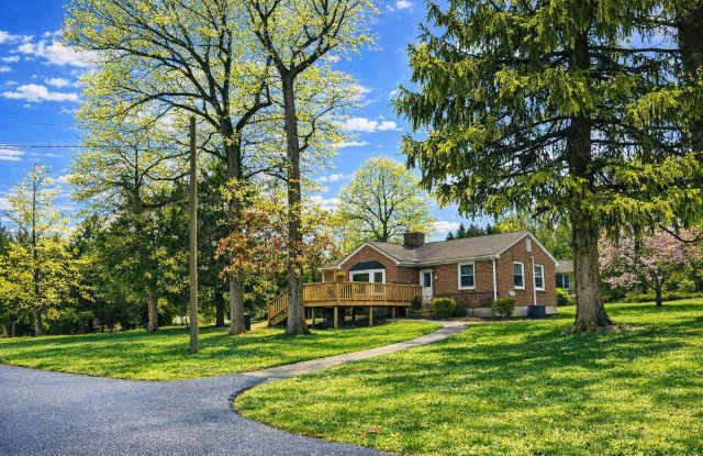 3BR Duplex w/ 1st fl Living – Sudbrook Park Gallery 3