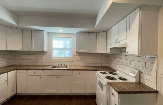 Charming three bedroom two bathroom home in Augusta Road neighborhood! 1st month free! Gallery 3