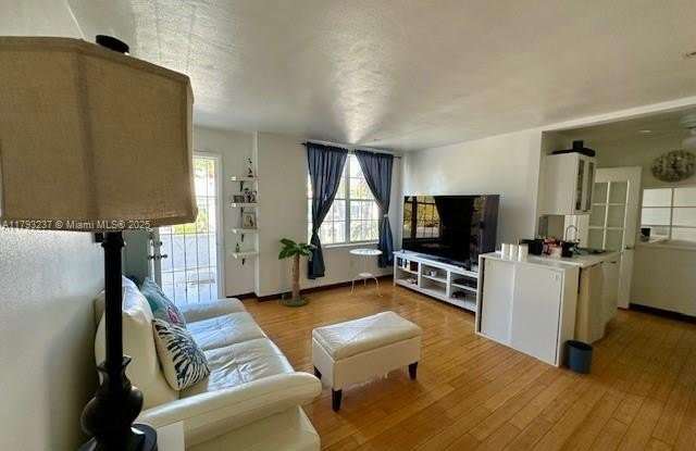 940 7th St photos photos