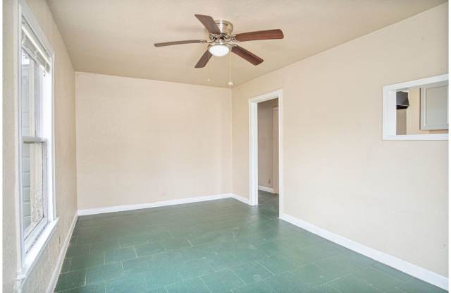928 Poinsettia Gallery 3