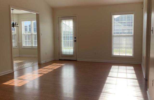 3 Bed 2 Bath/2 Car Garage and Fenced in Yard! Gallery 4