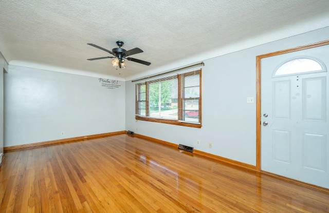 MOVE-IN SPECIAL! Gorgeous hardwood floors! 3-Bed Home! Gallery 4