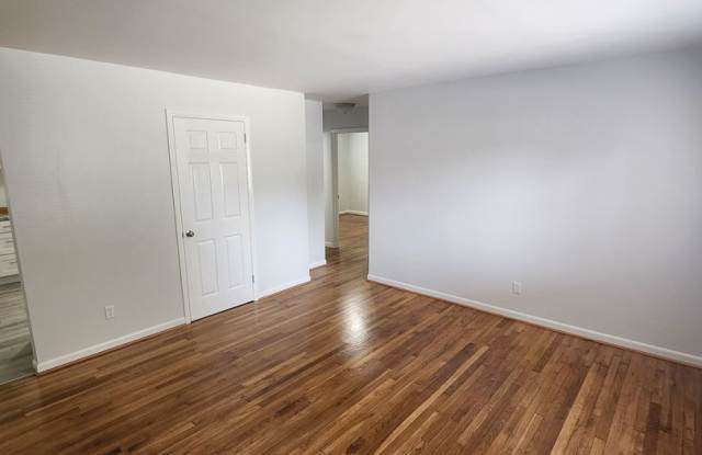 Chapel Hill/2BR Brookside Condo Gallery 3