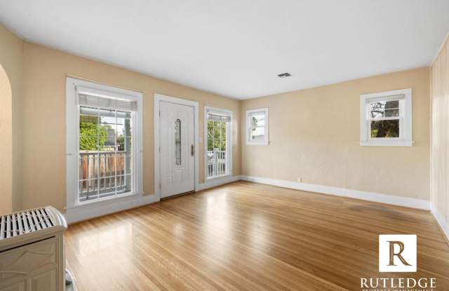 Beautiful 3 bedroom home in Talent! Gallery 3