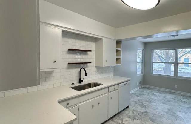 3009 W Michigan - 6 Bedroom/2 Bathroom Unit Near WMU/K College -Fall 2025 Gallery 3