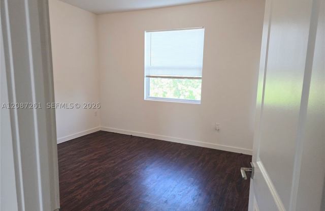 389 NE 5th Pl Gallery 4