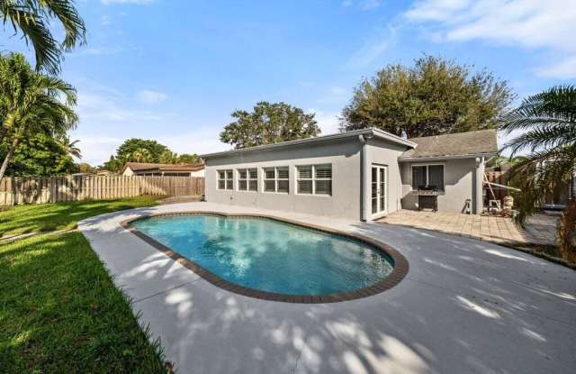 120 Martin Circle - 120 Martin Circle, Royal Palm Beach, FL 33411