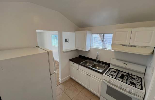 Private Detached House with Fenced Yard and Large Covered Carport photos photos