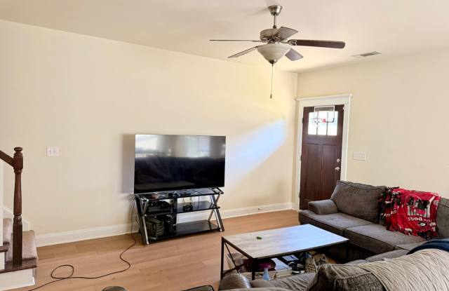 Four Bedroom Near Downtown Athens Gallery 4