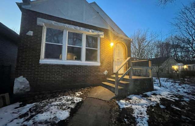 Section 8 Welcomed Large 2 Bedroom - 1332 Marshall Place, Gary, IN 46404