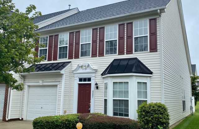 Very Nice 3 bed/2.5 bath Townhouse in Harrisburg Town Center community Garage/1st floor master/gas fireplace/back porch Gallery 1