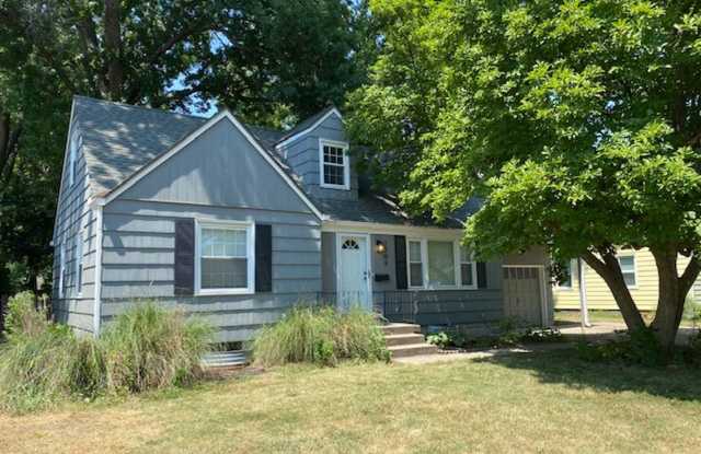 Great location close to shopping and entertainment - 2306 Somerset Drive, Prairie Village, KS 66208