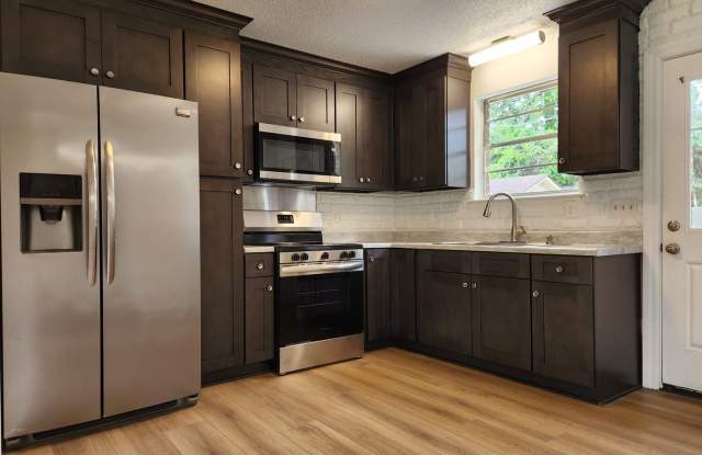 Stunning 4 bedroom, 2 bathroom home located on Wilmington Island Gallery 4