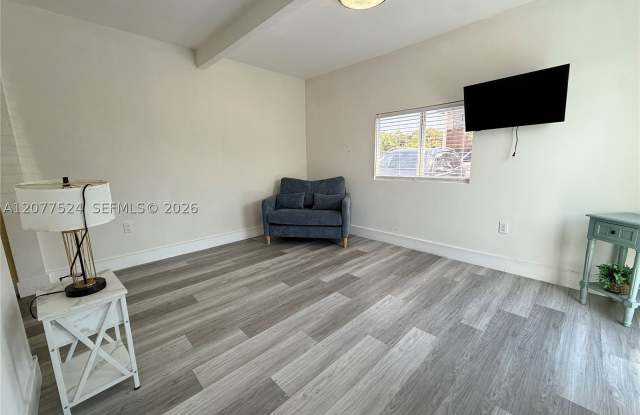 2630 SW 31st Pl Gallery 4