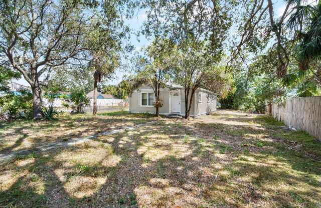 Charming 2 Bed, 2 Bath Newly Remodeled Home Corner Lot in St. Pete! Gallery 3
