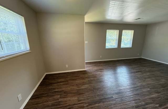 One bedroom bungalow with all-in-one washer/dryer photos photos