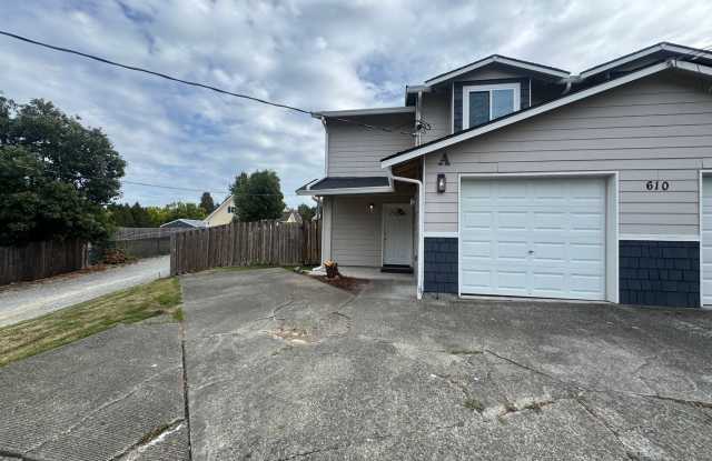 Three Bedroom with a Fully Fenced Backyard! Gallery 1