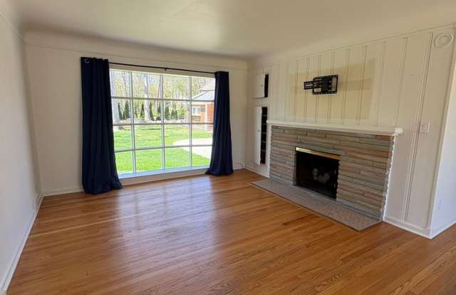 Charming 3-Bedroom Home with Spacious Backyard – Prime Location Gallery 4