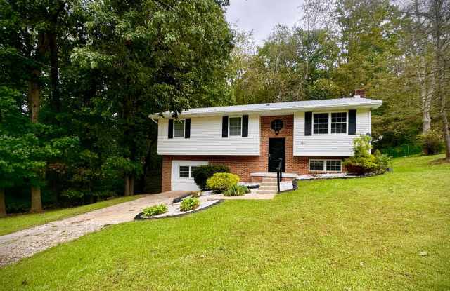 NEWLY RENOVATED 3 BED 3 BATH BEAUTY JUST OUTSIDE OF TOWN! Gallery 1
