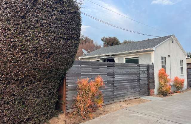 Cozy Cottage with large fenced yard, patio photos photos