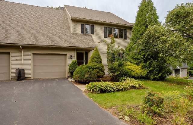 3BD/2.5BA Townhome in Colchester W/ Private Beach Access! Gallery 1