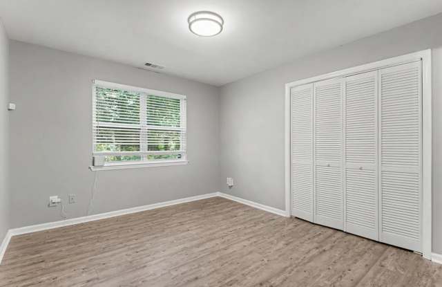 Charming 2BR Condo in Cotswold Area of Charlotte Gallery 4