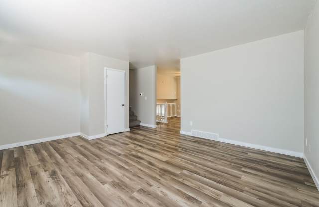 4 WEEKS FREE RENT & FREE 55" TV IF MOVED IN BY 9/15! Charming 4bd/2ba Aurora House in Great Location! Gallery 3