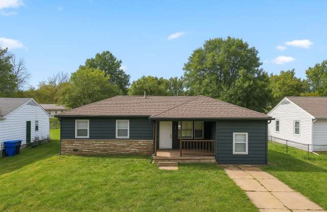 Charming 3-Bedroom Home Near the Rose District - 310 South 8th Street, Broken Arrow, OK 74012