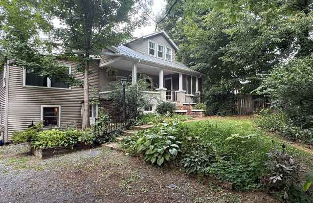 Charming Downtown Harrisonburg Home with Private Yard. Gallery 4