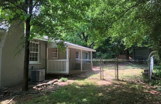 2 Bed/1 Bath House just off Lexington Rd. Gallery 4