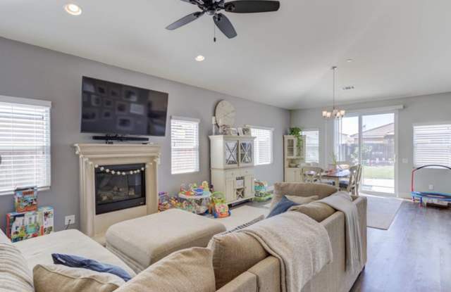 3-Bedroom + Office/Den and a Large Backyard in Legacy at La Ventana Gallery 4
