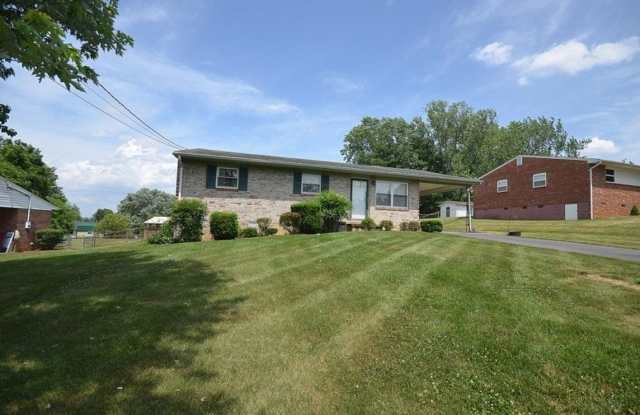Coming Soon! 3/2 ranch (1-story) w/sunroom, fenced yard + more $1750 Gallery 1