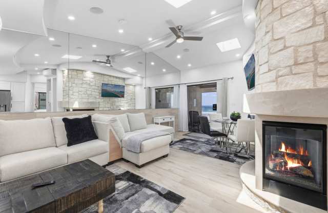 Fully Furnished Oceanfront Condo on Mission Beach Boardwalk Gallery 4