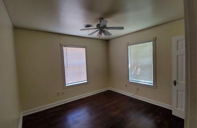 Charming 2-Bedroom Home with Attached Garage for Rent Gallery 4