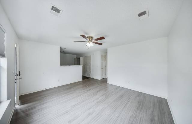 Updated 2-bedroom, 1-bathroom minutes from Bentonville Square Gallery 4