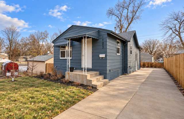 Cozy & Updated 2 Bedroom, 2 Bathroom Home – Near Augustana & USF Gallery 3