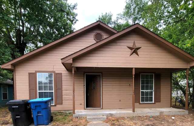 3-bedroom home! - 1020 West Baker Street, Denison, TX 75020