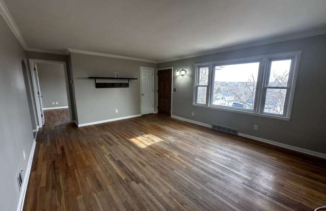 718 N 86th St - 3 Bed/2 Bath in Westside School District | Hardwood Floors, Walkout Lower Level, Detached Garage Gallery 4