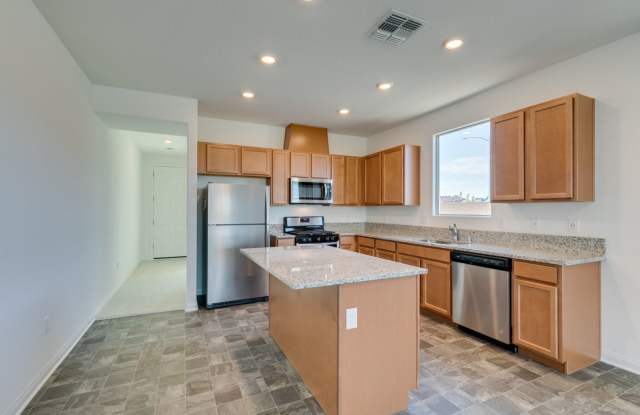 GORGEOUS SINGLE STORY WITH MANY UPGRADES*3 BEDROOMS*DEN! Gallery 3