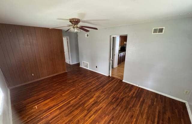 NEW PRICE $1025 2 Bedroom House in Peoria — Hardwood Floors Throughout, Yard & Off-Street Parking, Section 8 Welcome Gallery 4