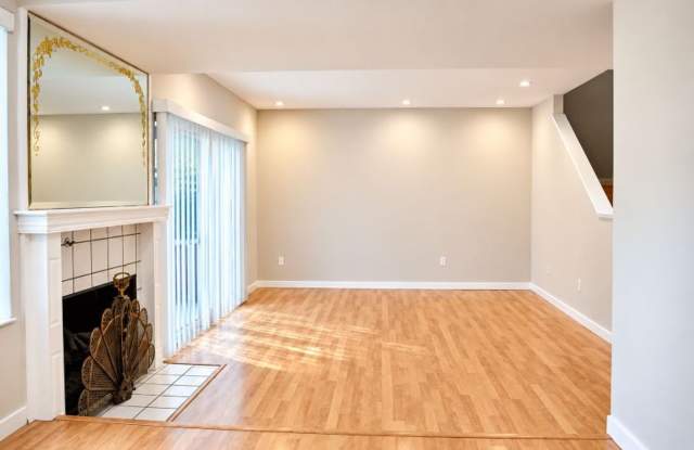Large 3 bedroom Townhome with Community Pool and Garage Gallery 4