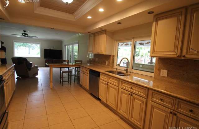3221 SE Fairway W Gallery 2