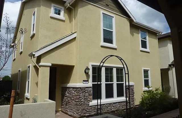 Fantastic Location in Roseville off Blue Oaks!  4 Bedroom Home with Downstairs Bedroom and Full Bathroom. photos photos
