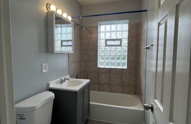 3440 West Franklin Boulevard - 2B Gallery 4