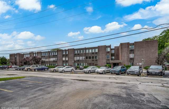 Charming 2BR/2BATH Condo in Flossmoor Gallery 1