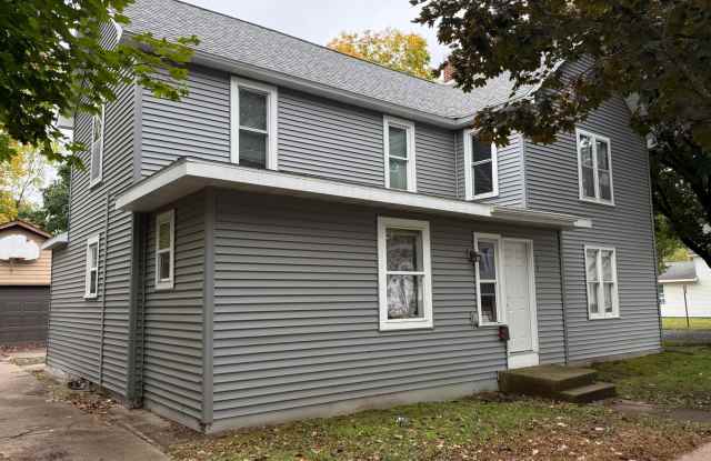 6 Bedroom 2 Bath | Single Family Home Gallery 3